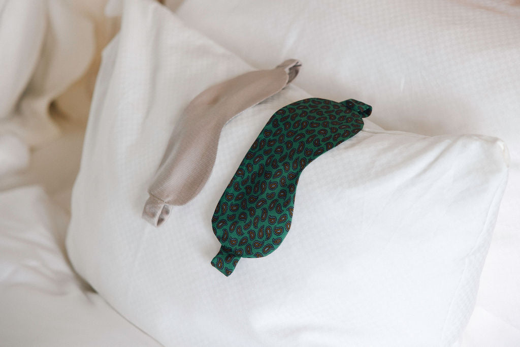 Deux masques de nuit Perle Rare en cravate upcyclée posés sur un oreiller blanc